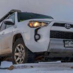 El Toyota 4Runner es uno de los SUV más duraderos que se pueden encontrar. Con una probabilidad del 41% de llegar a los 400,000 kilómetros, este vehículo todoterreno ha demostrado ser más que solo un 4x4 robusto. Es un campeón en cuanto a longevidad.

Con un marco basado en camión y un motor V6 simple pero confiable, el 4Runner es ideal para los amantes de la aventura y la naturaleza. Maneja terrenos difíciles, caminos de grava e incluso nieve, mientras mantiene su rendimiento. Si buscas un SUV que pueda resistir tanto terrenos duros como años de uso, el 4Runner es la opción perfecta.