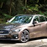 El modelo Q50 Red Sport podría ser la estrella de este regreso. Con rumores de una versión mejorada, se espera que este modelo ofrezca más potencia y un diseño más agresivo, ideal para aquellos que buscan emociones más intensas. Infiniti podría revivir este modelo con un enfoque de rendimiento que atraiga tanto a conductores casuales como a los más serios, lo que significaría una expansión interesante para la marca, que se había alejado de estos enfoques en sus modelos más recientes.