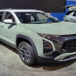 El Chevrolet Equinox es otro SUV que ofrece lujo a un precio accesible, con versiones de gama alta que no superan los $34,395. Con asientos de cuero, asientos calefaccionados, una pantalla grande en el sistema de infoentretenimiento y entrada sin llave, el Equinox te ofrece una experiencia premium sin romper el banco. Aunque no cuenta con algunos de los detalles exclusivos de otros modelos más caros, su diseño práctico y sólido lo convierte en una opción excelente.

Este SUV compacto es ideal para quienes buscan comodidad y tecnología sin pagar por un modelo de lujo de marcas de alta gama.

Destacado: Asientos de cuero y pantalla de infoentretenimiento grande, con un precio que no sobrepasa los $34,395.
