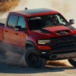 La Ram 1500 es otra camioneta que ha visto una inflación de precios en el mercado de autos usados. Aunque son conocidas por su robustez, estas camionetas sufren un desgaste considerable, especialmente en modelos 2018-2019. Según Mark Skirvin, experto en restauración de autos de Cash Auto Salvage, se ven Ram 1500 con interiores desgastados, cajas de carga deterioradas y motores en mal estado que se venden por más de lo que costaban nuevos. A pesar de la apariencia externa de 
