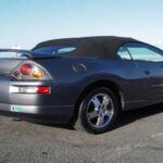El Mitsubishi Eclipse Spyder captaba miradas gracias a su estilo y techo convertible. Sin embargo, su desempeño era apenas aceptable y su estética no envejeció con gracia. Lo que en su momento era un coche para lucirse en la playa, hoy suele encontrarse con pintura desgastada y asientos deteriorados.

Destacado: atractivo en su momento, pero su diseño y rendimiento no resistieron el paso del tiempo.