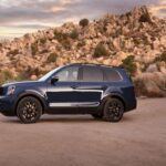 MSRP: $36,390

El Kia Telluride 2025 es una opción destacada si necesitas un SUV de tres filas de asientos y un interior espacioso. Con capacidad para hasta ocho pasajeros, este SUV es perfecto para familias grandes. Además, el Telluride cuenta con 17 características estándar de asistencia al conductor, lo que lo hace una opción muy segura y moderna.

Destacado: amplitud interior y tecnología avanzada a un precio competitivo.