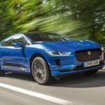 El Jaguar I-Pace fue uno de los primeros intentos serios de marcas tradicionales para competir con Tesla. Con un diseño impresionante y un rendimiento que no deja que la falta de motor de combustión lo limite, el I-Pace ha demostrado que los SUV eléctricos pueden ser tan emocionantes como cualquier sedán deportivo. Su capacidad para recorrer más de 300 km con una sola carga y su interior lujoso hacen que este vehículo sea una inversión segura para el futuro.

Destacado: Al ser el primer SUV eléctrico de lujo de una marca tradicional, su impacto en la historia de los autos eléctricos lo convierte en un clásico asegurado.