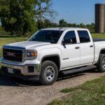 Aunque la GMC Sierra es muy apreciada por su robustez, no se escapa de los problemas mecánicos. Los mecánicos destacan frecuentes fallas en el motor y la transmisión, lo que resulta en reparaciones costosas. Además, los problemas en el sistema eléctrico son una constante, lo que ocasiona una variedad de fallas adicionales. Estos problemas pueden generar frustración y altos costos de mantenimiento a largo plazo.

Razón para evitarla: Fallas en el motor, transmisión y sistema eléctrico que elevan los costos de mantenimiento.