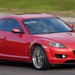 El tan esperado regreso del Mazda RX-7 está a la vuelta de la esquina con el nuevo Mazda Rotary Sports Car. Aunque los detalles son limitados, se espera que este deportivo utilice un motor rotativo, siguiendo la tradición de los modelos icónicos de Mazda. Se anticipa que sea un coupé pequeño y ágil, diseñado para emocionar a los conductores. Con el legado de los motores rotativos de Mazda, este modelo promete ser un auténtico hito para los puristas de los deportivos. Su llegada está prevista para finales de 2026 o principios de 2027, y los fanáticos del RX-7 ya están con altas expectativas.