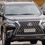 El Lexus GX es un SUV de lujo que ha sorprendido a muchos por su extraordinaria fiabilidad. Equipado con un motor V6 biturbo de 349 caballos de fuerza y un sistema de tracción total, este vehículo combina lujo y durabilidad como pocos. En 2025, U.S. News & World Report lo posicionó como el #6 en la categoría de SUVs de lujo medianos.

Lo que realmente hace destacar al Lexus GX es su capacidad para enfrentar cualquier tipo de terreno sin comprometer su confort. Con una transmisión automática de 10 velocidades y un interior de alta gama, este SUV es una mezcla perfecta de lujo y resistencia, capaz de superar las adversidades sin perder estilo.
