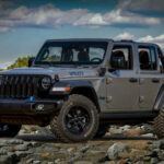 Jeep Wrangler: Conductores de campo que no dejan el asfalto

El Jeep Wrangler es sinónimo de aventura y terreno difícil, pero la realidad es que muchos propietarios de estos vehículos rara vez se aventuran fuera de la carretera. Este comportamiento ha dado lugar al estereotipo de que los conductores de Jeep Wrangler son agresivos en la vía pública, a menudo ignorando las normas de tráfico y creando caos con sus neumáticos sobredimensionados y suspensiones elevadas. Algunos conductores de Wranglers parecen sentirse como si estuvieran siempre en el desierto, incluso cuando están en la ciudad.

Sin embargo, es importante señalar que no todos los propietarios de un Jeep Wrangler son conductores irresponsables. Muchos simplemente disfrutan de la capacidad todoterreno del vehículo sin intentar convertir cada viaje en una carrera fuera de la carretera. Este estereotipo, aunque común, no se aplica a todos.