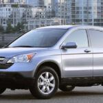 El Honda CR-V es otro SUV que se puede conseguir por menos de $5,000, especialmente modelos de la segunda generación (2002-2006). Aunque los modelos de 2007 y 2008 tuvieron algunos problemas de fiabilidad, especialmente con las bolsas de aire Takata, el CR-V sigue siendo un modelo a tener en cuenta por su baja tasa de fallos y su confiabilidad general.

Con altos índices de satisfacción de los propietarios y un consumo de combustible eficiente, el CR-V sigue siendo un SUV muy solicitado en el mercado de segunda mano. Además, la espaciosa cabina y la buena calidad de materiales hacen que sea una opción muy atractiva para quienes buscan un SUV económico para el día a día.