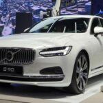 El Volvo S90 destaca por un diseño minimalista y sereno, fiel al estilo escandinavo de la marca. El modelo 2023 incorpora la mecánica híbrida enchufable T8 Recharge, que combina eficiencia con un rendimiento notable. Además, ofrece tecnologías de seguridad líderes en el sector como Pilot Assist y City Safety, reafirmando a Volvo como referencia en protección y confianza al volante.