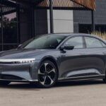 El Lucid Air es un sedán de lujo cuyo precio va desde 71.400 hasta 250.500 dólares. Pese a ser exclusivo y poco visto en carretera, destaca por su diseño y autonomía superior. Su mayor desventaja está en el coste y la dificultad para encontrar talleres especializados, aunque los expertos coinciden en que rara vez necesitará pasar por uno.