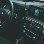 Aunque es natural fijarse en el diseño, dar prioridad a la apariencia frente a la utilidad puede convertirse en un arrepentimiento. Un coche con neumáticos deportivos o un perfil bajo puede parecer atractivo, pero provocar una conducción más dura y mayores costes de mantenimiento. Funcionalidad y confort diario deben ir siempre por delante del estilo.