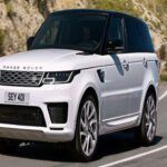 El Range Rover combina lujo y capacidad off-road, pero su reputación de robustez se ve empañada por frecuentes visitas al taller.
Marc Skirvin, especialista en vehículos antiguos, comenta que “la escasez y altos precios de las piezas de repuesto, como la suspensión neumática, incrementan los costes hasta 4.000 dólares por reparación después de 160.000 km”.