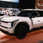 El Kia EV9 es el SUV eléctrico de tres filas más accesible, con un precio inicial de $56,495. Aunque la versión básica cuenta con 215 caballos de fuerza, la opción más potente ofrece tracción total y una autonomía de 513 km. Con un diseño elegante y tecnologías como el control de crucero adaptativo, el EV9 es ideal para quienes buscan un modelo con buen rendimiento y funciones de seguridad avanzadas sin romper el banco. Su sistema de carga de 800 voltios permite cargar del 10 % al 80 % en 24 minutos.