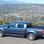 Aunque no es tan popular como otras camionetas de esta lista, la Nissan Frontier ha acumulado una base de seguidores fieles que aprecian su simplicidad y fiabilidad. Este modelo de camioneta mediana destaca por su durabilidad en condiciones extremas y por su capacidad para hacer frente a trabajos pesados.
Ideal para quienes viven en entornos urbanos, la Frontier es lo suficientemente compacta para moverse con facilidad por la ciudad, pero también está lista para soportar el trabajo duro. Desde transportar muebles hasta llevar escombros al vertedero, esta camioneta es un ejemplo claro de cómo un vehículo sencillo puede ser extraordinariamente útil en diversas situaciones.
