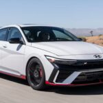 Precio sugerido: $21,875

El Hyundai Elantra 2025 es uno de los sedanes más eficientes en cuanto a consumo de combustible. Con un impresionante rendimiento combinado de 54 mpg, este modelo es perfecto para jubilados que desean reducir sus costos operativos y disfrutar de un coche fiable para sus trayectos diarios. Aunque no es el modelo más lujoso, su tecnología de punta y su construcción robusta lo convierten en una opción excelente.

El Elantra también incluye características como Apple CarPlay, Android Auto y carga inalámbrica, lo que lo hace ideal para aquellos que buscan un vehículo fácil de usar y con todas las comodidades modernas. Su fiabilidad y bajo mantenimiento lo convierten en una excelente inversión a largo plazo.