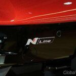 Una de las innovaciones más destacadas en el Ioniq 6 es su Smart Regenerative Braking 3.0, que utiliza datos de navegación, como el flujo de tráfico, los radares de velocidad y los topes de velocidad, para ajustar automáticamente la regeneración. Este sistema maximiza la recuperación de energía sin que el conductor tenga que intervenir, optimizando el consumo de batería y ofreciendo una experiencia de conducción más fluida.