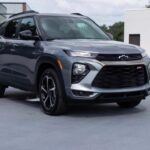 Costos promedio anuales de mantenimiento: $493
El Chevrolet Trailblazer 2022 se destaca por ser una SUV subcompacta asequible y confiable. Este modelo ha ganado una gran popularidad por su fiabilidad, aunque algunos propietarios han reportado inconvenientes con el sistema eléctrico, los frenos y el tren motriz. Sin embargo, estos problemas son poco frecuentes y no afectan significativamente su durabilidad.

La versión LT es la más recomendada, ya que incluye un motor mejorado, tracción total y el paquete de control de crucero adaptativo. Con esta configuración, el Trailblazer se presenta como una excelente opción para quienes buscan un SUV compacto con una excelente relación calidad-precio.