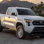 Con su fama de fiabilidad y durabilidad, la Toyota Tacoma 2025 es una de las camionetas más populares del mercado. Su motor turboalimentado de 2.4 litros y 228 caballos de fuerza ofrece un buen balance entre potencia y eficiencia de combustible, mientras que su capacidad de remolque de 3,500 libras es suficiente para la mayoría de las necesidades cotidianas.

A un precio de $33,185, el Tacoma se mantiene como una opción asequible en el mundo de las camionetas medianas. Su bajo costo de mantenimiento, de aproximadamente $6,996 en 10 años, y su alta retención de valor lo convierten en una de las mejores inversiones a largo plazo.