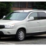 El Buick Rendezvous fue diseñado para ofrecer una opción familiar de lujo, pero su diseño fue tan soso que rápidamente pasó desapercibido. La carrocería demasiado cuadrada y el frontal sin personalidad lo hicieron parecer más un monovolumen que un SUV. A pesar de ofrecer comodidad y espacio, el diseño genérico y la falta de elementos llamativos no lo hicieron destacar en el mercado de principios de los 2000. Si bien Buick lo posicionó como un SUV de lujo, la falta de un diseño atractivo hizo que no lograra atraer a consumidores más jóvenes y modernos. Eventualmente, el Rendezvous se desvaneció del mercado sin dejar una huella significativa.