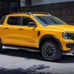 El Ford Bronco evoca nostalgia con su diseño retro y su promesa de ser el compañero ideal para aventuras off-road. Sin embargo, los problemas mecánicos han afectado la confiabilidad del vehículo, incluyendo fallos en los inyectores de combustible y problemas con la transmisión. Los sistemas eléctricos también han causado quejas entre los propietarios, aunque no se documentan fallos masivos. Con un consumo de 17 MPG en modelos AWD de 4 puertas, el costo del combustible es un aspecto a considerar. Además, la durabilidad de los materiales interiores no siempre cumple las expectativas, lo que compromete la promesa de un vehículo resistente.

Consejo: Asegúrate de revisar bien el historial de servicio, especialmente en lo que respecta a problemas con el motor y la transmisión, antes de hacer tu compra.