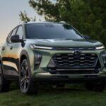 Precio: $21,600
El Chevrolet Trax 2026 se presenta como una opción robusta con un diseño más atractivo que su predecesor. A un precio de $21,600, ofrece un motor turboalimentado de 3 cilindros y 1.2 litros con 137 hp, lo que le da una ventaja sobre sus competidores en términos de potencia. Además, su transmisión automática de seis velocidades proporciona una experiencia de conducción más suave que las CVT de algunos de sus rivales.

Con un consumo combinado de 30 mpg, el Trax no lidera en eficiencia, pero sigue siendo bastante competitivo en este aspecto. Su interior incluye una pantalla táctil de 11 pulgadas, lo que mejora la experiencia de usuario, a pesar de algunos detalles de menor calidad en los materiales del habitáculo.