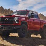 Costo de mantenimiento estimado en 10 años: $15,274
El Chevrolet Silverado 3500HD es conocido por su gran capacidad de remolque y su potencia, pero esos beneficios vienen acompañados de una factura de mantenimiento bastante alta. Se estima que los propietarios gastarán aproximadamente $15,274 durante los primeros 10 años, lo que supera en $3,593 el costo promedio de los camiones de servicio pesado.

Con un 43.34% de probabilidad de necesitar reparaciones mayores, el Silverado 3500HD se encuentra en una posición ligeramente mejor que otros camiones de su segmento. A pesar de su fiabilidad, los costos de mantenimiento pueden ser una gran preocupación si eres propietario de uno de estos camiones.