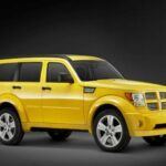 El Dodge Nitro fue lanzado en 2007 con la intención de ofrecer un SUV robusto, basado en la plataforma de una camioneta, que se distiguiera por su agresiva personalidad y capacidad de remolque. Sin embargo, la falta de refinamiento en su rendimiento y su transmisión de cuatro velocidades, además de un consumo de combustible poco eficiente, lo hicieron menos atractivo en comparación con otros SUV más suaves y eficientes del mercado.

A pesar de su imagen robusta, el Nitro no pudo competir con la creciente demanda de SUV más refinados y con mejores características tecnológicas. Fue descontinuado en 2011, y aunque algunos fanáticos lo siguen recordando por su estética única, no logró sobrevivir en un mercado que pedía más eficiencia y practicidad.
