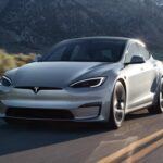 El Tesla Model S fue uno de los primeros autos eléctricos en ganar popularidad en el mercado de lujo, pero a pesar de su diseño futurista y su gran autonomía, su tasa de depreciación no es favorable. En los últimos cinco años, ha perdido alrededor de 65,2 % de su valor, lo que se traduce en una pérdida de 52.165 dólares. Aunque los coches eléctricos tienen menos piezas móviles y requieren menos mantenimiento, la reemplazo de baterías fuera de garantía y las reparaciones especializadas pueden generar costos elevados. Para un comprador de clase media, los gastos inesperados pueden hacer que el Model S sea una inversión menos atractiva a largo plazo.