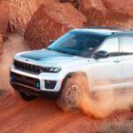 El Jeep Grand Cherokee 2025 conserva el ADN de la marca: un SUV con postura erguida, musculoso y preparado para el off-road. Sin embargo, añade un refinamiento que lo hace igualmente atractivo en entornos urbanos. La combinación de capacidad todoterreno y lujo moderno lo mantiene como un referente en su categoría.

Tanto en un camino de tierra como aparcado en un restaurante exclusivo, el Grand Cherokee proyecta confianza y tradición. Su atractivo radica en esa dualidad: es un todoterreno auténtico, pero vestido con traje de gala, ideal para quienes buscan un coche versátil y con mucha personalidad.