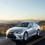 Con un precio desde 44.735 dólares, el Lexus ES 300h combina la fiabilidad de Toyota con el refinamiento premium de Lexus. Ofrece entre 43 y 45 mpg, un interior silencioso y acabados de máxima calidad.

Alex Black lo define como “un Camry Híbrido vestido de traje de negocios”. Es decir: lujo, suavidad y fiabilidad en una misma propuesta, ideal para quienes buscan confort sin comprometer el ahorro.