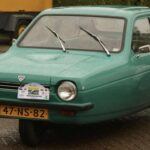 El Reliant Robin fue un experimento tan extraño como fallido: un coche de tres ruedas que se beneficiaba de un vacío legal para pagar menos impuestos en Reino Unido. Su gran problema, sin embargo, era la estabilidad: bastaba tomar una curva con un poco de entusiasmo para terminar volcado.

Su peculiaridad lo hizo popular en la cultura pop británica, pero nunca consiguió el respeto de la prensa especializada ni de los conductores más exigentes.