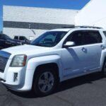 El GMC Terrain siempre ha presumido de estilo y confort, pero las unidades fabricadas entre 2010 y 2012 presentaron un consumo elevado y motores poco responsivos, especialmente en versiones de cuatro cilindros.

Además, su sistema de infoentretenimiento fue descrito como anticuado y propenso a fallos de conectividad, lo que deterioró aún más la experiencia de los usuarios. Estos problemas llevaron a muchos a buscar alternativas más fiables.
