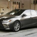 El Toyota Camry es un sedán que prácticamente simboliza la palabra “fiabilidad”. Durante décadas ha liderado rankings de durabilidad, gracias a una combinación de motores robustos y un mantenimiento poco exigente.

Las versiones de mediados de los 2000 pueden superar fácilmente los 300.000 km con pocos problemas mecánicos. Este historial lo convierte en una opción favorita para quienes buscan un coche usado que dure tanto o más que muchos nuevos.