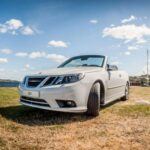El Saab 9-3 Aero es un sedán o convertible sueco con más de 200 CV y motor turbo. Destaca por su diseño único inspirado en la aviación, incluyendo la ignición central y un tablero diferenciado, que le da un carácter exclusivo.

A pesar de que algunas piezas pueden ser más difíciles de encontrar, su mantenimiento es razonable y su conducción firme pero confortable garantiza diversión con estilo.
