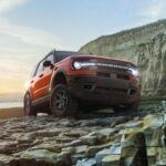 El Ford Bronco Sport es ideal para los aventureros que buscan un SUV compacto listo para cualquier terreno. Su diseño robusto y cuadrado refleja su capacidad off-road, mientras que su interior es práctico y cómodo.

Características interiores destacadas: asientos Sport Contour, tapicería de cuero sintético y volante calefactable. Su espacio de carga es de 32,5 pies cúbicos y sus plazas delanteras y traseras son notablemente amplias.