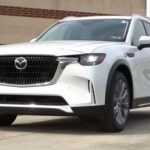 El Mazda CX-90 2025 combina lujo y practicidad, con motor e-SKYACTIV-G 3.3L Turbo de 280 CV y tracción total trasera i-ACTIV. Ofrece conducción segura y cómoda, ideal para mayores que buscan un SUV sofisticado.

Características clave: Android Auto/Apple CarPlay inalámbrico, control de crucero adaptativo con Stop & Go y climatización automática de tres zonas. Reconocido por el IIHS Top Safety Pick+, incluye monitor de ángulo muerto, aviso de salida de carril y sistemas de prevención de colisiones.