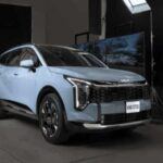 Dependiendo de la versión, el Kia Sportage Hybrid alcanza entre 35 y 43 mpg combinados, situándose como uno de los SUV más eficientes de su segmento. Su gran virtud es el espacio: cuenta con una de las plazas traseras más amplias de la categoría y un maletero muy versátil. La respuesta inmediata del sistema híbrido y un chasis bien afinado hacen que sea un coche tanto práctico como agradable de conducir en ciudad o carretera.