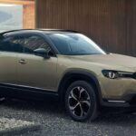 El Mazda MX-30 generó expectación por su diseño, pero su autonomía real ronda apenas los 160 km, lo que lo hace impráctico para muchos conductores. A pesar de su buen comportamiento dinámico —herencia de la filosofía de Mazda—, la falta de alcance lo coloca en desventaja frente a cualquier rival directo.