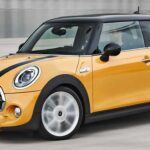 El Mini Cooper conquista a primera vista por su diseño icónico y su divertido comportamiento dinámico. Sin embargo, sufre de fallos mecánicos que impactan directamente en la cartera: problemas de motor, sistema de refrigeración y transmisión encabezan la lista. Además, sus piezas especializadas suelen ser más caras que las de un compacto tradicional, lo que multiplica el gasto en reparaciones.