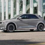 El Hyundai Ioniq 5 es uno de los SUV eléctricos más premiados y atractivos. Actualmente parte de 35.100 dólares, pero subirá a 42.600 tras el fin del crédito. Su versión básica ofrece 403 km de autonomía, pero la gama incluye opciones con más potencia y tracción total, como el XRT con 320 CV y aceleración de 0 a 100 km/h en solo 4,5 segundos.