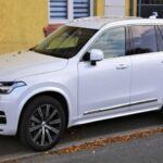 El Volvo XC90 2017 con tracción total tiene un precio aproximado de 20,000 dólares, mientras que las versiones básicas rondan los 12,000 dólares. Su puntuación de fiabilidad es de 61/100, y los propietarios destacan un sistema de climatización deficiente y un interior ruidoso. Por ese precio, existen opciones más fiables en el mercado de usados.