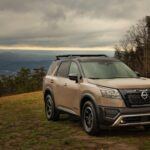 Con un precio base de 36.400 dólares, el Nissan Pathfinder 2025 combina comodidad en carretera con buenas capacidades todoterreno. Su motor V6 único garantiza fiabilidad, mientras que su interior moderno y bien distribuido ofrece almacenamiento inteligente y un sistema de infoentretenimiento actualizado. Ideal para familias que buscan equilibrio entre aventura y practicidad.