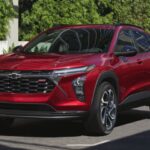 Precio sugerido: $21,895 - $25,895

Si estás buscando un SUV asequible y práctico, el Chevrolet Trax 2025 es una de las mejores opciones. Con un precio de partida de solo $21,895, el Trax ofrece tecnología de vanguardia, incluyendo una pantalla táctil de 8 pulgadas compatible con Apple CarPlay y Android Auto. Además, su eficiencia de combustible superior a 30 mpg lo convierte en una opción económica tanto para viajes urbanos como para escapadas largas.

El Trax también destaca por su cabina moderna y asientos traseros espaciosos, lo que lo convierte en un modelo ideal para familias pequeñas o conductores que buscan un vehículo compacto y con características de alta gama.