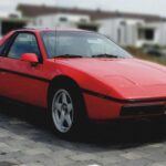 El Pontiac Fiero, presentado en 1984, fue el primer deportivo de motor central de General Motors. Las primeras versiones sufrieron problemas de fiabilidad y su reputación se hundió. Sin embargo, con los años, su diseño deportivo y el potencial para personalizarlo lo han convertido en un coche de culto. Actualmente, es una puerta de entrada asequible al mundo de los deportivos de motor central.