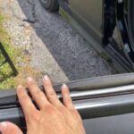 En climas calurosos, los plásticos del habitáculo se expanden y contraen, provocando que algunos paneles interiores se deformen o se despeguen. Arreglarlos implica muchas horas de mano de obra y un gasto considerable. La mayoría de propietarios se las ingenia con cinta de doble cara, velcro o clips para mantenerlos en su sitio.