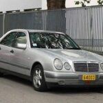 Esta generación de la E-Class sufrió una pérdida notable de calidad respecto a sus predecesores, con componentes propensos a la oxidación. La combinación de averías frecuentes y reparaciones costosas hizo que la experiencia de propiedad fuera menos satisfactoria, manchando la reputación de Mercedes durante finales de los 90.