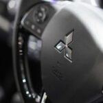 Mitsubishi proporciona una garantía de tren motriz de 10 años o 160.000 km para propietarios originales, cubriendo motor, transmisión y transaxle. La garantía básica de cinco años o 100.000 km protege casi todos los componentes del vehículo, excepto batería, neumáticos, aire acondicionado y sistemas de infotainment. Esta combinación asegura protección tanto para los primeros años como a largo plazo.