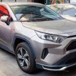 El Toyota RAV4 es un superventas global, y en EE. UU. no es la excepción. Su imagen robusta, la confiabilidad característica de la marca y sus versiones híbridas lo convierten en un coche todoterreno en el sentido más amplio. Capaz de moverse con soltura tanto en la ciudad como en rutas hacia los parques nacionales, demuestra por qué Toyota sigue siendo una referencia mundial en fiabilidad.