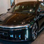 El Lucid Air Dream Edition llegó para desafiar a Tesla en su propio terreno. Con 1111 CV de potencia y hasta 805 km de autonomía, establece un nuevo listón en el segmento de lujo eléctrico. Su diseño aerodinámico y elegante lo convierten en un rival serio en Estados Unidos y Europa.

El interior impresiona con materiales de primera calidad y una pantalla curva Glass Cockpit 5K de 34 pulgadas, que ofrece una experiencia tecnológica envolvente. Un sedán de lujo eléctrico que mira de tú a tú a los grandes fabricantes tradicionales.