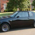 En los años 80, el Buick Grand National fue un coche que rompió esquemas. Con su estética oscura y un motor V6 turboalimentado, era capaz de humillar a deportivos mucho más caros. La versión GNX de 1987 llegaba a los 276 CV y hacía el 0-100 km/h en menos de cinco segundos. Hoy es considerado uno de los muscle cars más icónicos y coleccionables de su era.